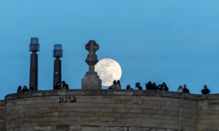 Luna llena subiendo a toda velocidad