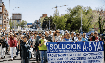 Agentes inmovilizan, vecinos protestan