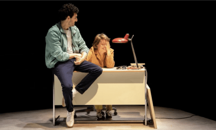 Babelia: Las críticas de teatro de la semana: una comedia romántica diseñada para el éxito y dos obras sin tabúes sobre el suicidio