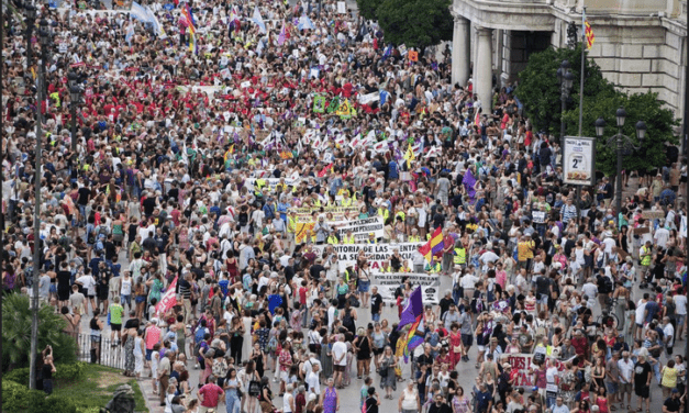 El País- “Ni un paso atrás”, clama una manifestación en Valencia contra el recorte de derechos y la censura