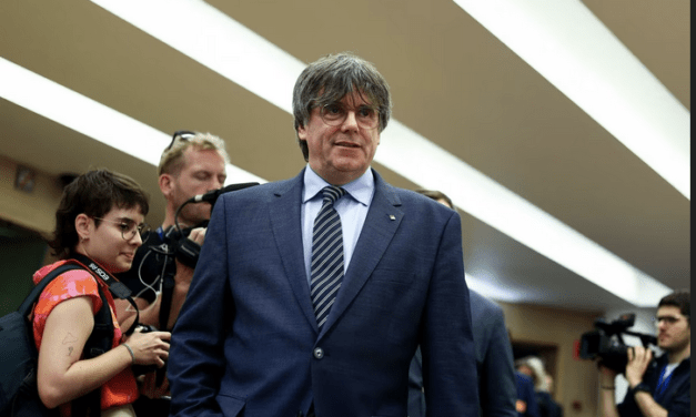 Ana Carmona Contreras:  Cuando Puigdemont despierte, el dinosaurio seguirá ahí