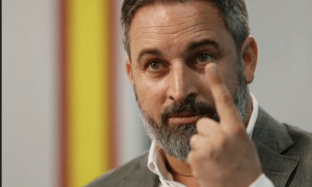 Miguel González:   Abascal regala a Feijóo el voto de sus 33 diputados para evitar que Sánchez sea investido con “los enemigos de España”