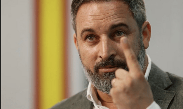 Miguel González:   Abascal regala a Feijóo el voto de sus 33 diputados para evitar que Sánchez sea investido con “los enemigos de España”