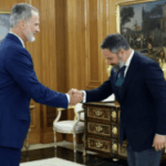 Miguel González:  Abascal da un “sí” con condiciones a la investidura de Feijóo