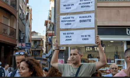 Nuria Labari:  El reto de amar en público a los hombres