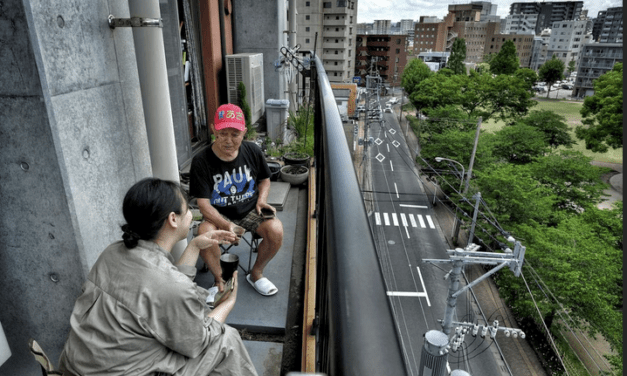 Laura Fornell:  La torre que derrotó a la soledad en Japón: un experimento sociológico con 43 personas entre 8 y 92 años