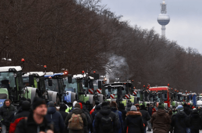 Elena G. Sevillano: Miles de tractores inundan Berlín en protesta por el recorte de subsidios agrícolas y las políticas del Gobierno de Scholz