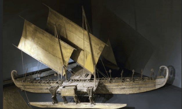 Jacinto Antón: El barco más desdichado del mundo vino de los Mares del Sur y está en Berlín una visita a la nave con batanga de la isla de Luf