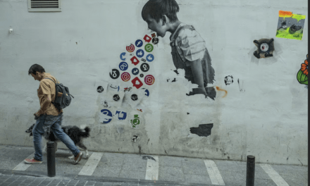 Niños desenterrando bombas