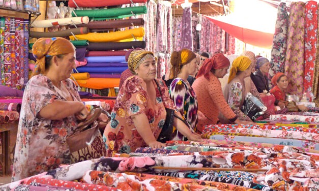 Las Fotos de Hambar – Uzbekistan: El Mercado de la Seda en Kumtepa, Margilan, Uzbekistan -V-