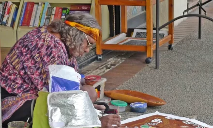 Las Fotos de Hambar:  Pintora aborigen en Darwin, Australia