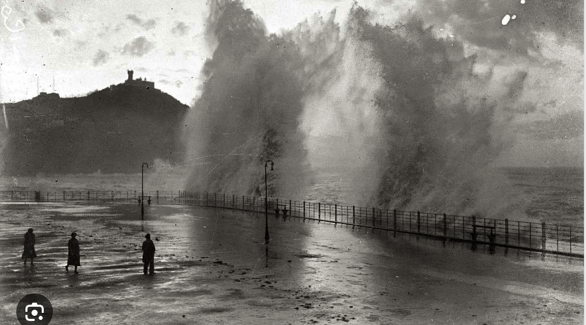 Las olas en el Peine del Viento y en el Paseo Nuevo de Donostia-San Sebastián