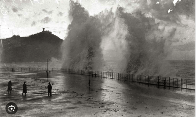 Las olas en el Peine del Viento y en el Paseo Nuevo de Donostia-San Sebastián