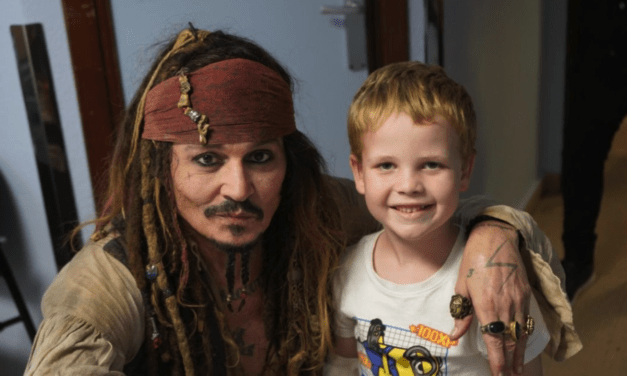Festival de Cine de San Sebastián_ Johnny Depp, vestido de Jack Sparrow, visita a los niños del Hospital Donostia