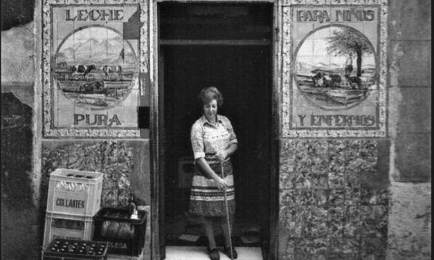Cuéntame cómo era Madrid – 1960. Alguno se acordará de esta «Gran Lechería», se encontraba en la calle de Carlos Arniches, 19.