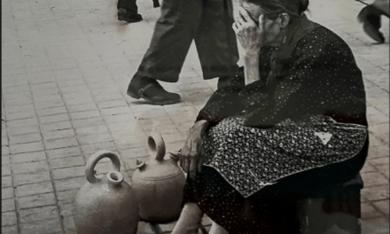 Cuéntame cómo era Madrid – El fotógrafo Antonio Alcoba, nos dejó esta conmovedora imagen en la que nos muestra una forma de ganarse la vida, hacia 1960.
