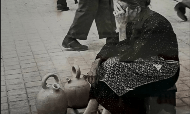 Cuéntame cómo era Madrid – El fotógrafo Antonio Alcoba, nos dejó esta conmovedora imagen en la que nos muestra una forma de ganarse la vida, hacia 1960.