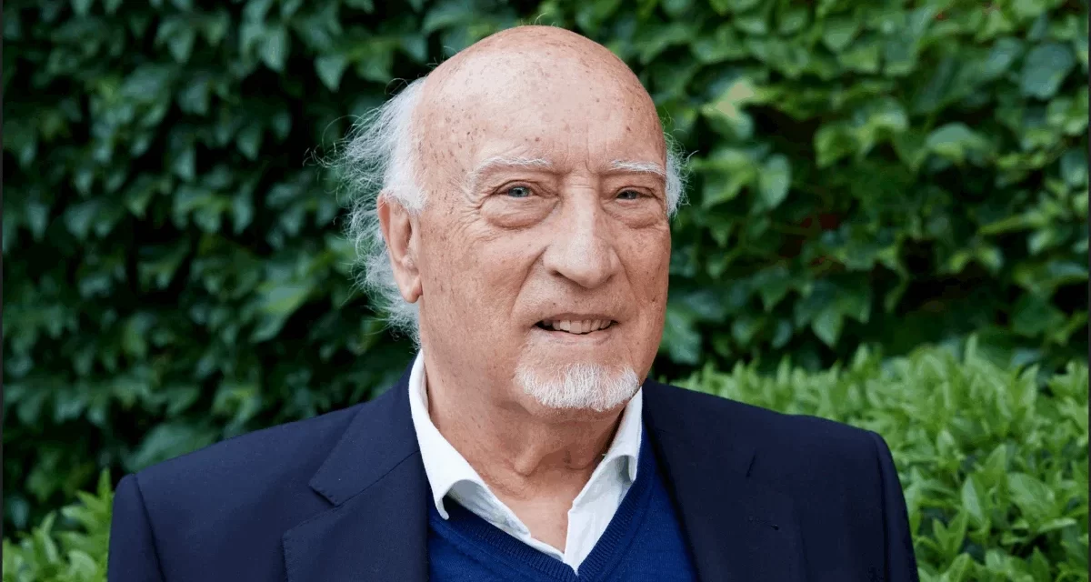 Esquire – Ana Trasobares – Manuel Vicent: “Decidí que prefería que Dios fuera un gin tonic, un amanecer radiante o la sonrisa de un niño”