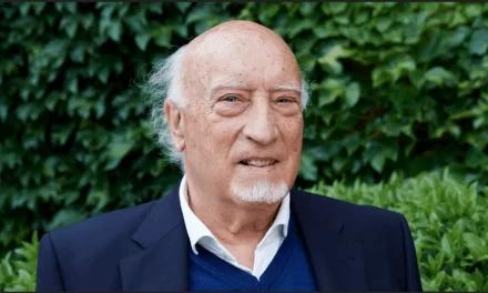Esquire – Ana Trasobares – Manuel Vicent: “Decidí que prefería que Dios fuera un gin tonic, un amanecer radiante o la sonrisa de un niño”
