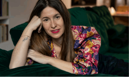 Nuria Labari –  “Ser una mujer hetero no significa colocar la amistad con tus amigas un escalón por debajo de tu relación romántica”