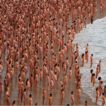 Silvia Hernando – Spencer Tunick lleva sus desnudos colectivos a Canarias: “Hay demasiado odio hacia la gente de mente abierta”