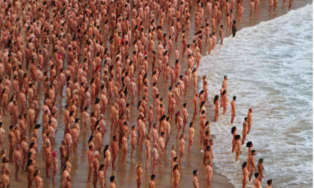 Silvia Hernando – Spencer Tunick lleva sus desnudos colectivos a Canarias: “Hay demasiado odio hacia la gente de mente abierta”