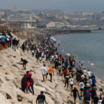 El Español – La Policía informa a la juez que la invasión de Ceuta fue guiada por gendarmes marroquies a órdenes de agentes de paisano con un fin distinto al migratorio