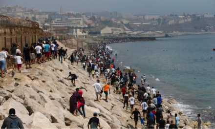 El Español – La Policía informa a la juez que la invasión de Ceuta fue guiada por gendarmes marroquies a órdenes de agentes de paisano con un fin distinto al migratorio